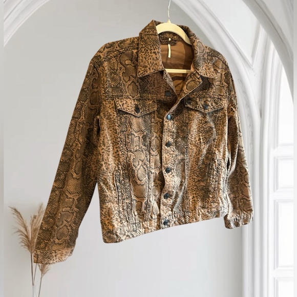 FREE PEOPLE Snake Trucker Jacket Animal Print Jean Jacket XS - Picture 3 of 12